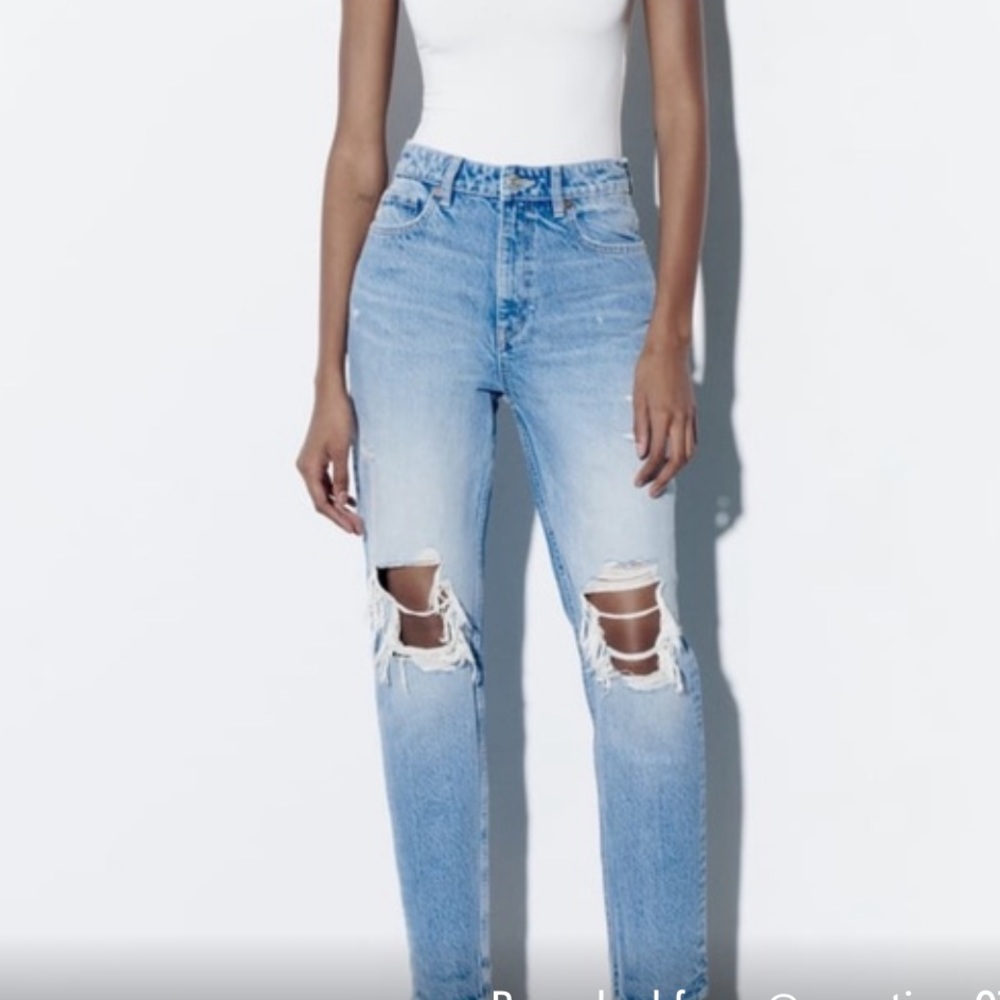 RIPPED HIGH RISE TRF MOM JEANS